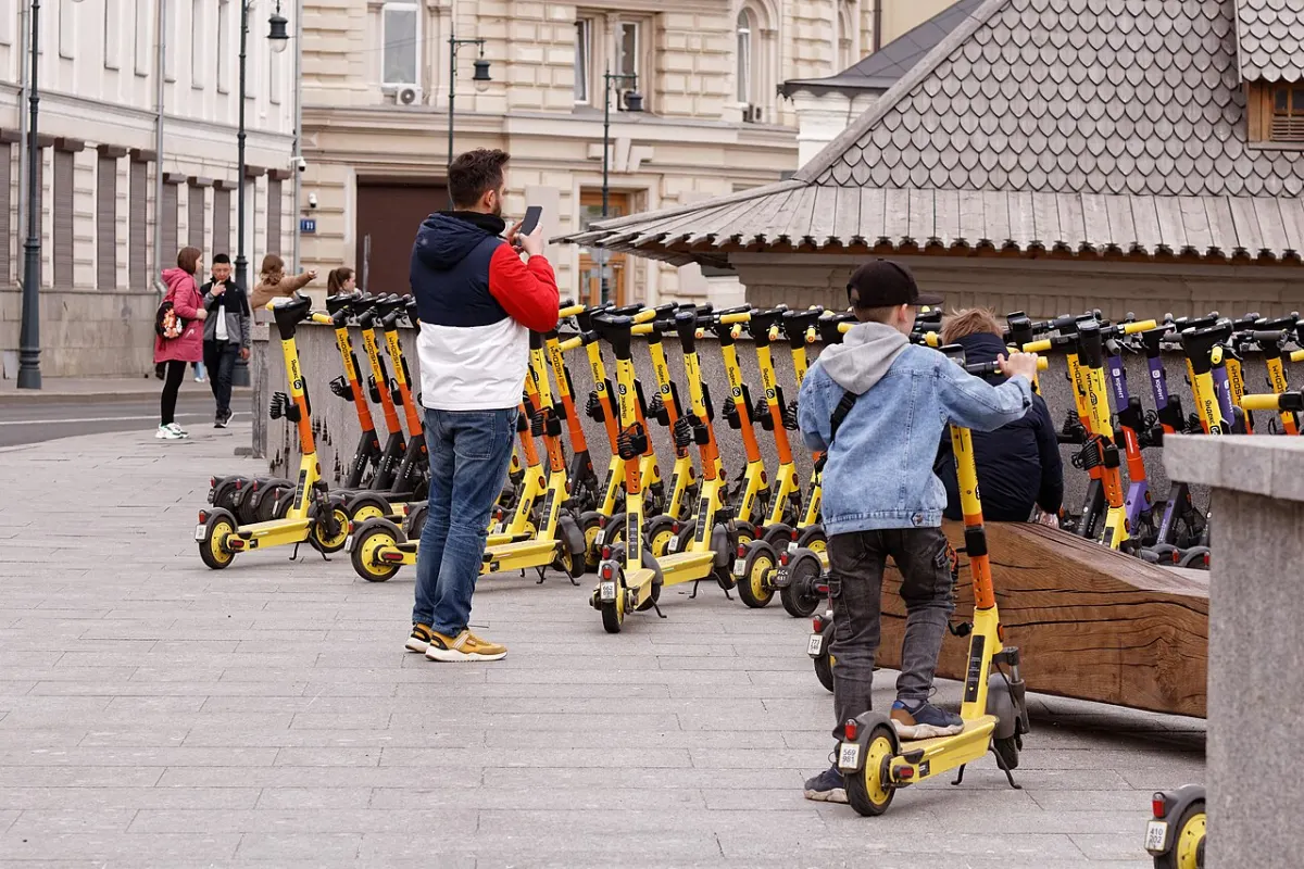 Bike Rental Management System - Moscow, Varvarka Street rental scooters May 2022 01