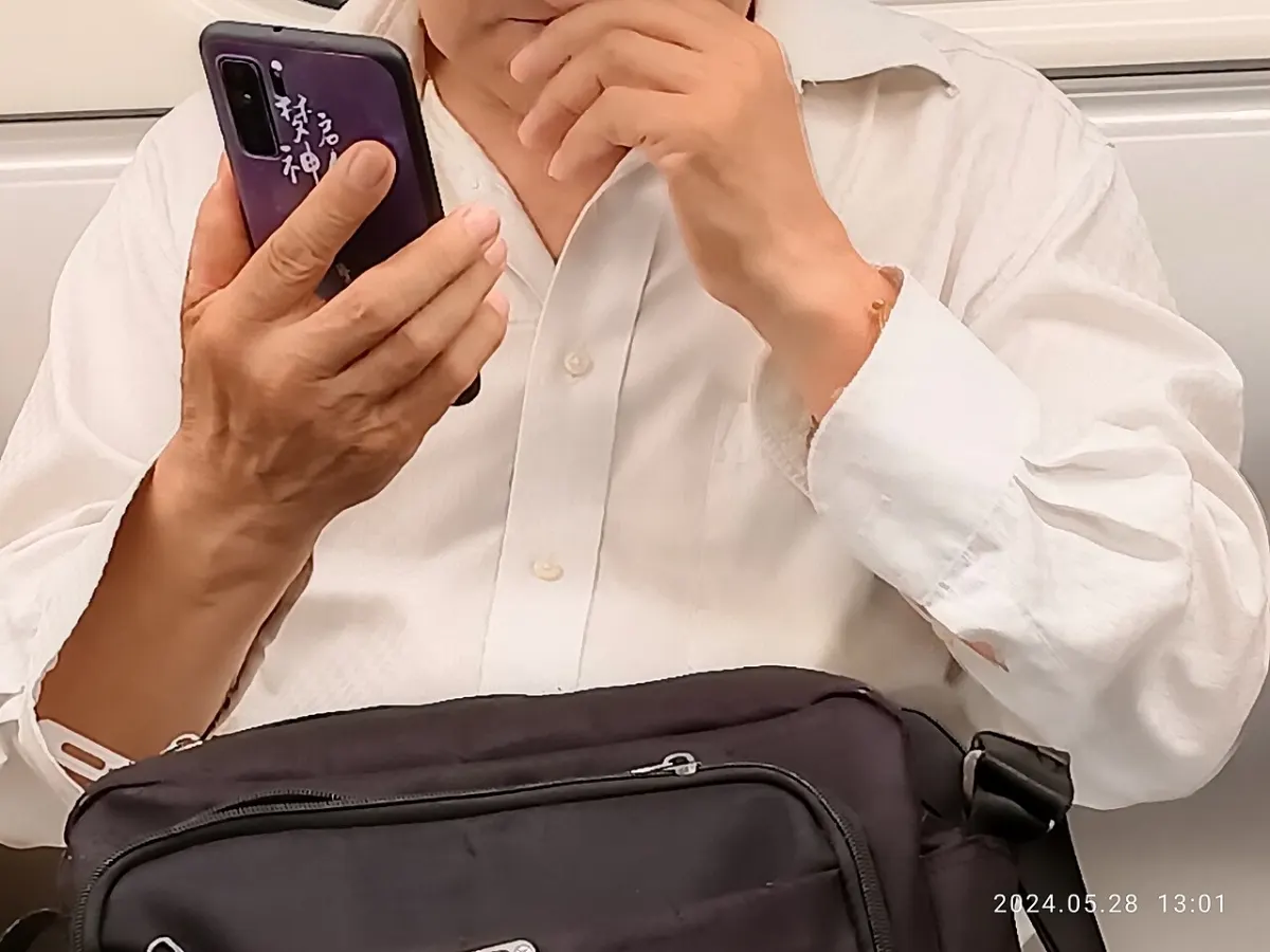 BMI Calculator App - SZ Shenzhen man in white shirt long sleeve May 2024 R12S human hand holding smartphone