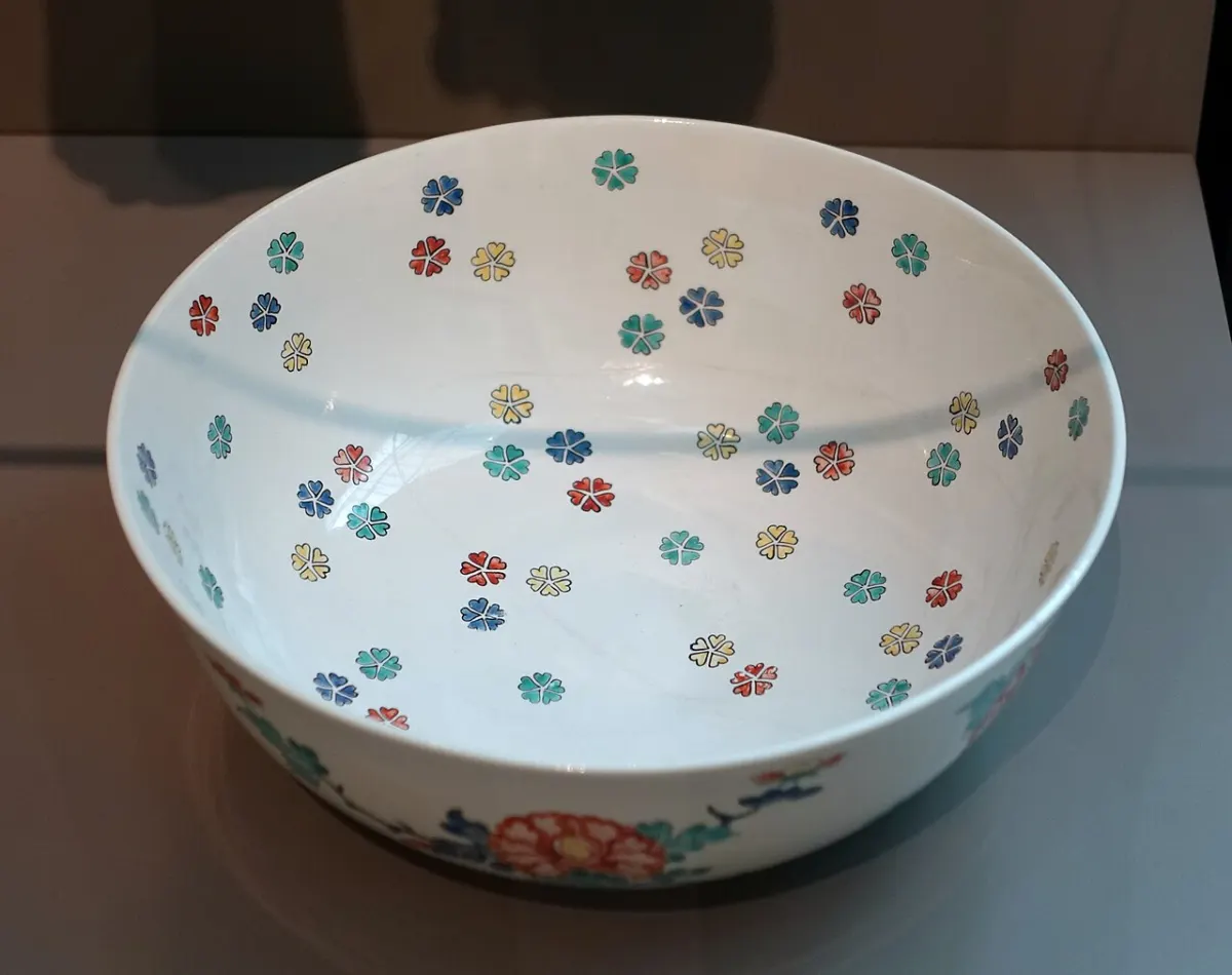 Calorie Counter App - Salad bowl, Chantilly Porcelain Factory, c. 1735-1740, soft-paste porcelain - Wadsworth At