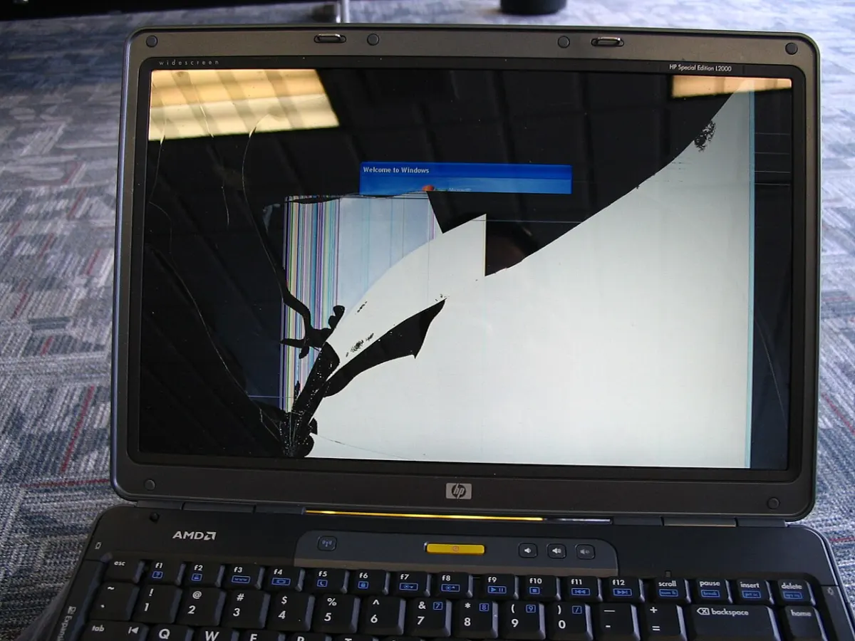 E-Learning Platform - 2006 broken laptop computer