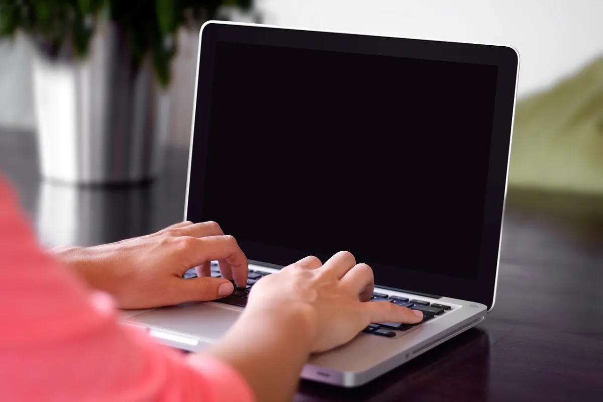 Grammar Checker - Typing on a laptop (Unsplash)
