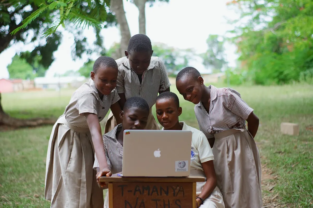 Internship Finder Portal - A group of female students looking on a laptop 01