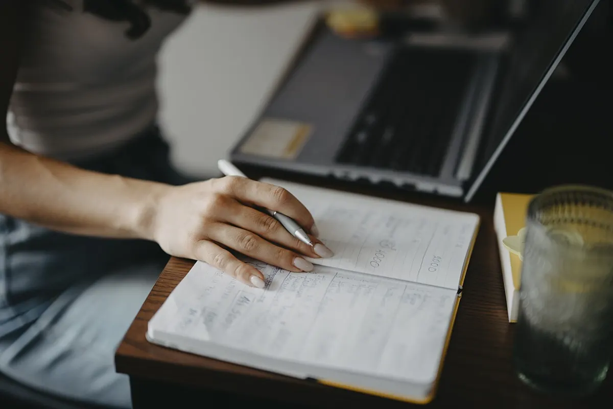 Markdown Editor - Writing notes while using a laptop at a desk