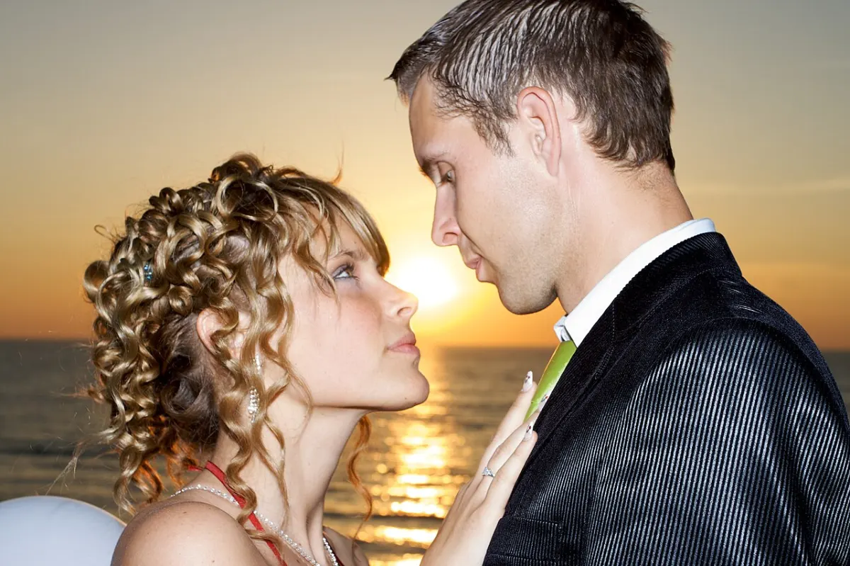 Matrimonial Portal - Wedding couple in sunset