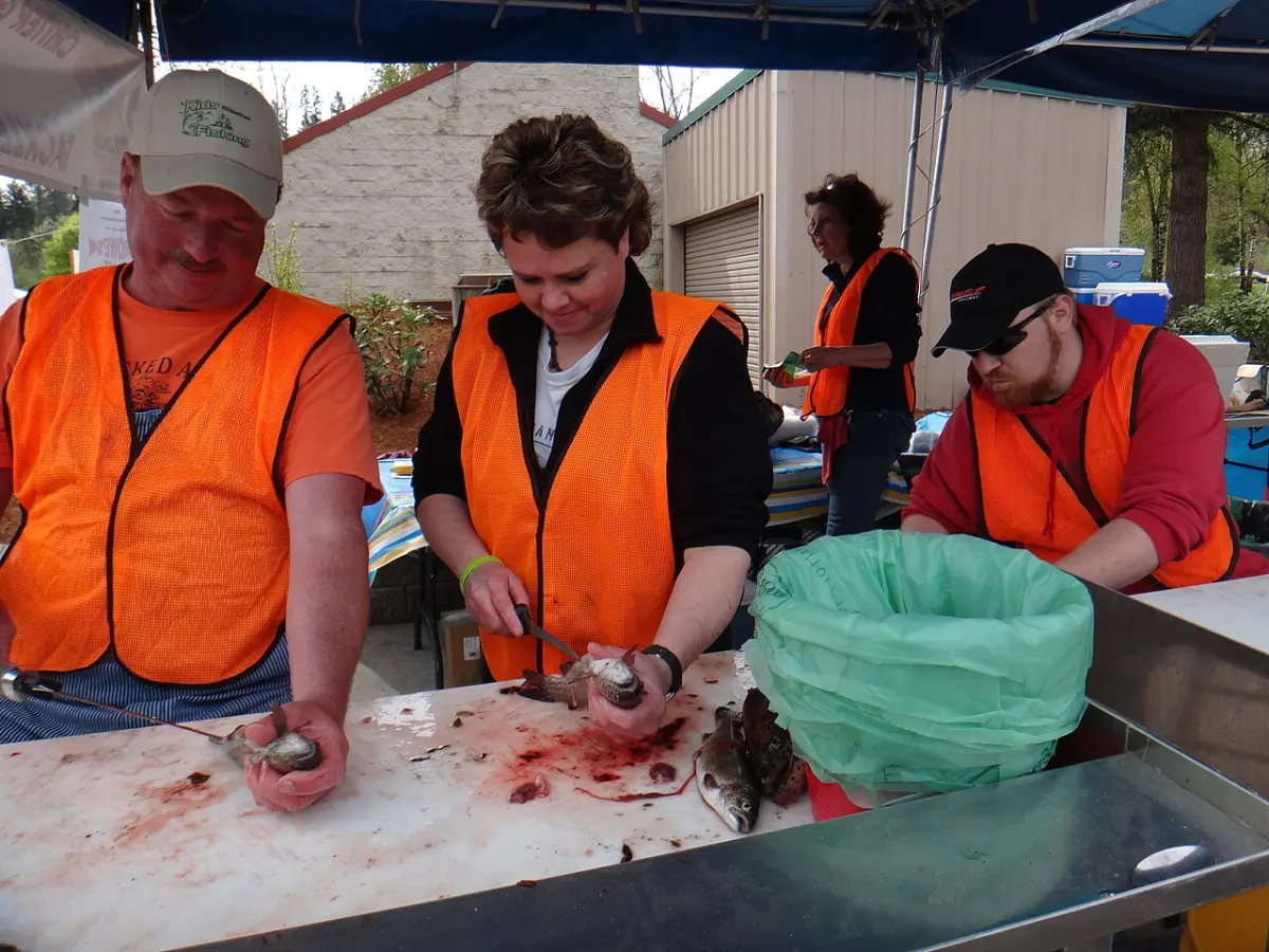 NGO Volunteer App - USFWS Volunteers help with cleaning