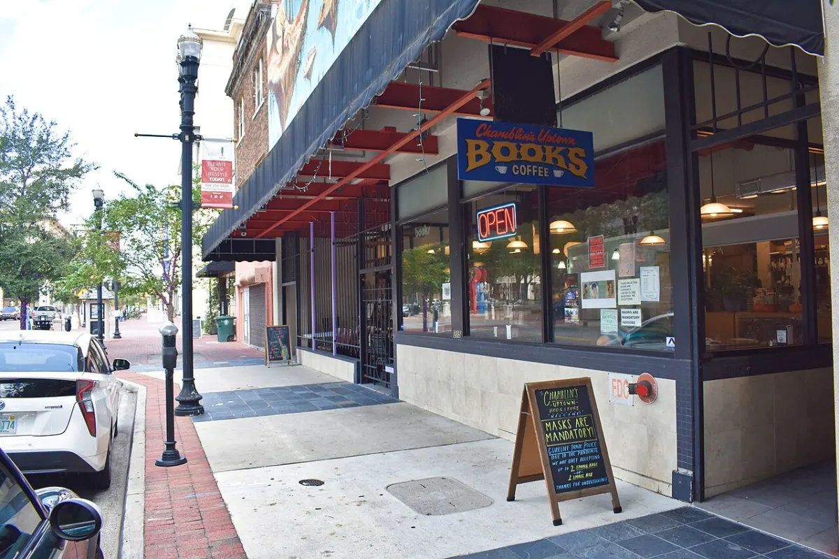 Online Book Store - Chamblins Uptown Bookstore 1