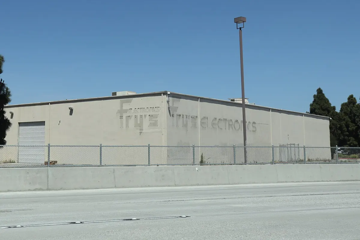 Online Electronics Store - Former Frys Electronics Store Fountain Valley California 2022