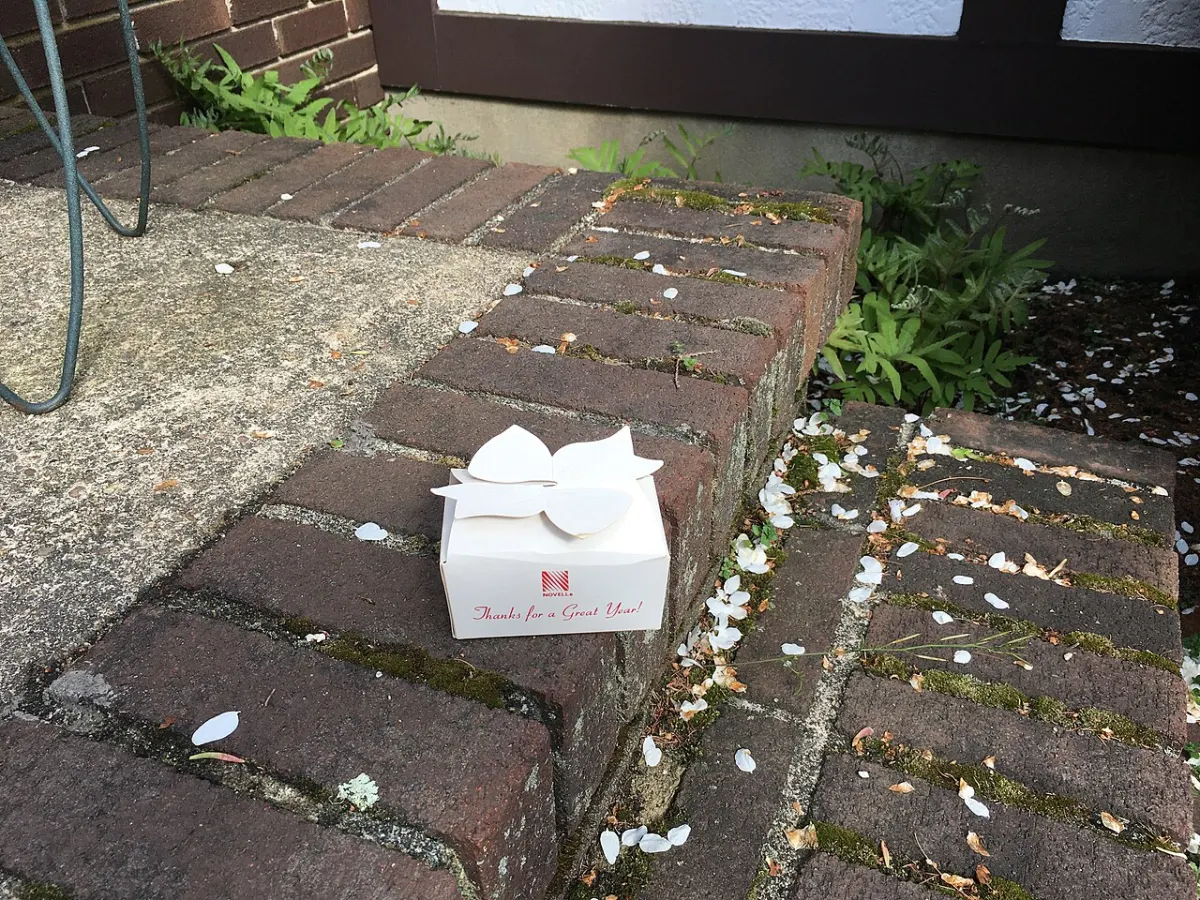 Online Gift Shop - Small gift box for Novell employees