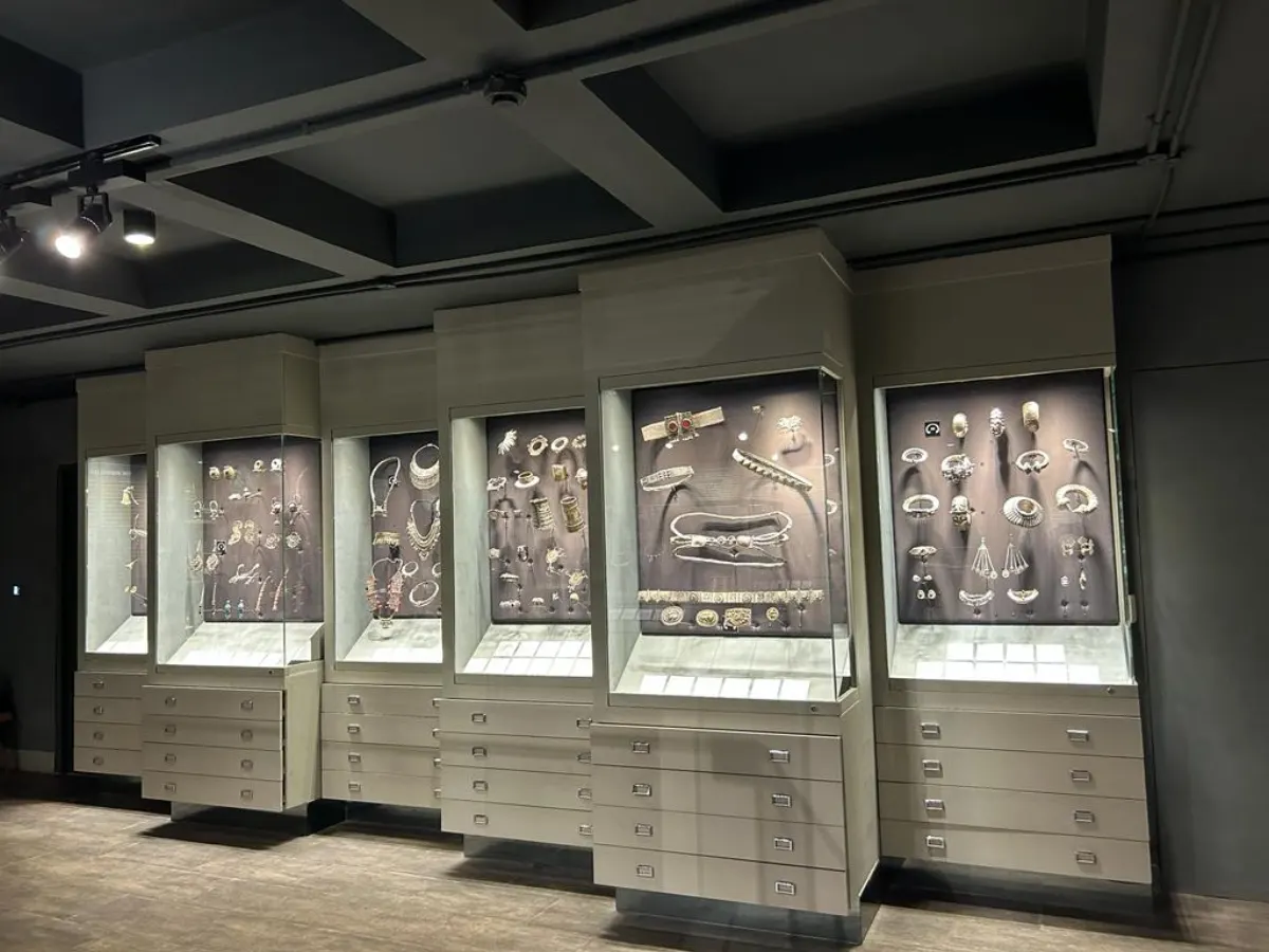 Online Jewellery Store - Jewellery Display with in-lit Drawers Below