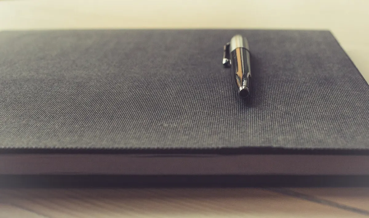 Online Notepad - Pen on a notebook (Unsplash)