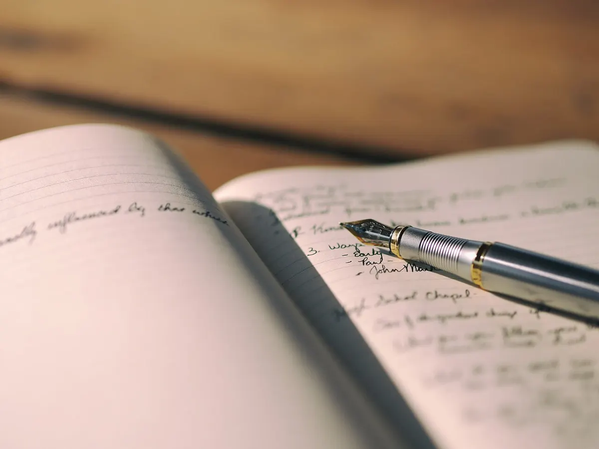 Personal Diary App - Fountain pen on a journal (Unsplash)