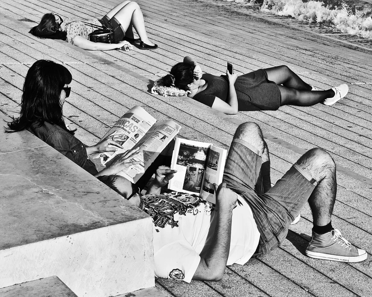 Real-Time Chat Application - Reading Books, Magazines, Messages in the smartphone , The last one Sleeping (Common Point