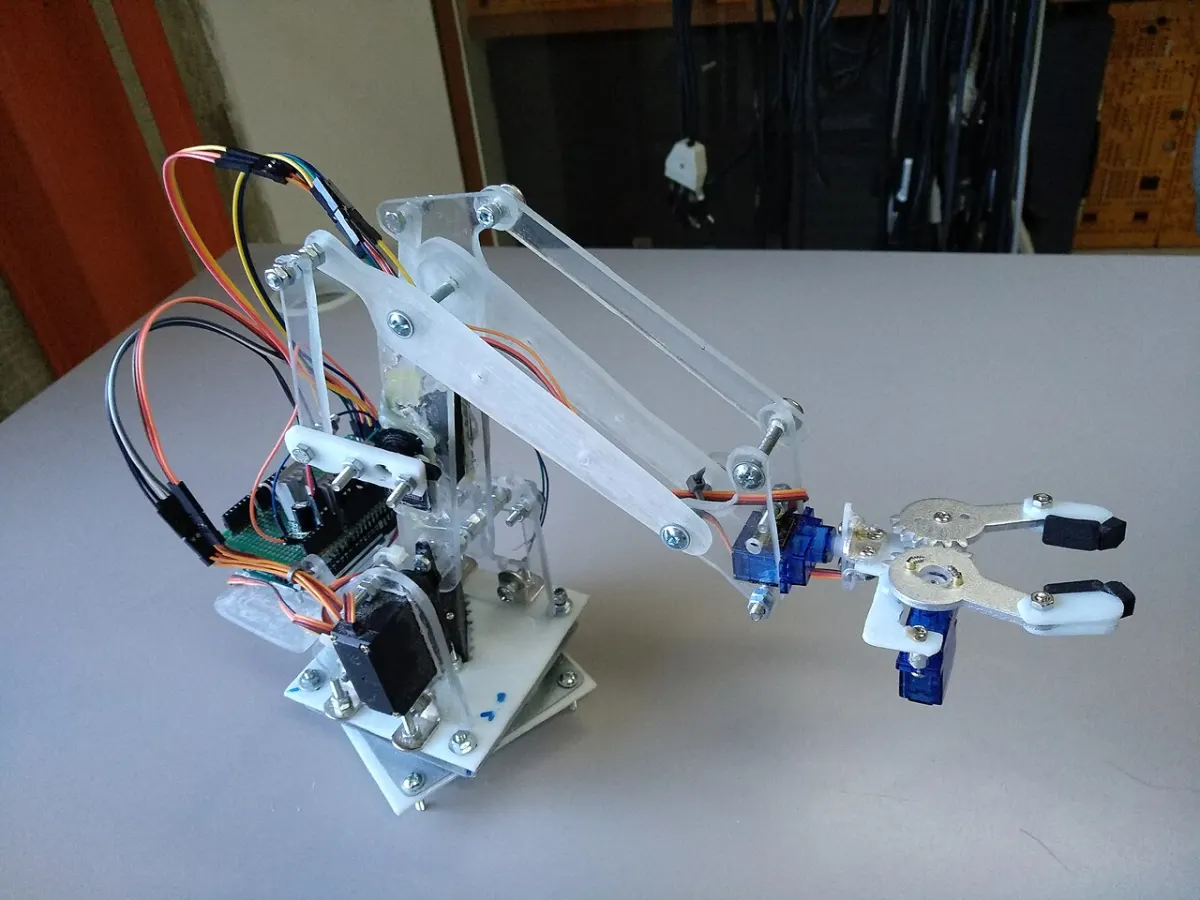Soil Moisture Monitoring System - Braccio robotico con Arduino 01