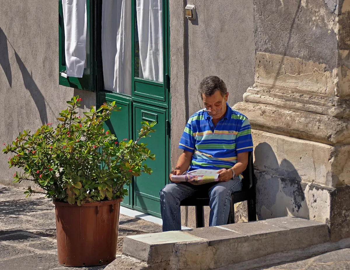 Text Summarization Tool - Reading a newspaper. Catania, Italy