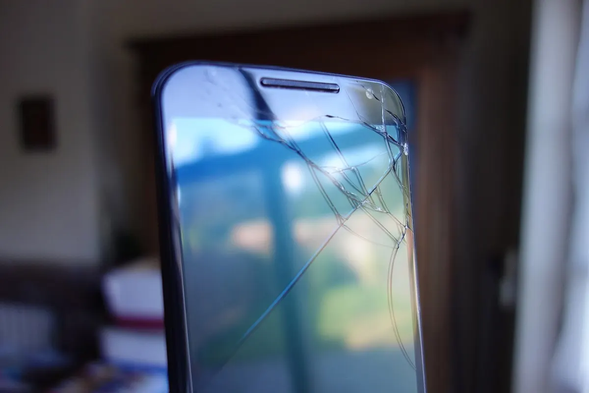 Unit Converter App - Smartphone cracked screen